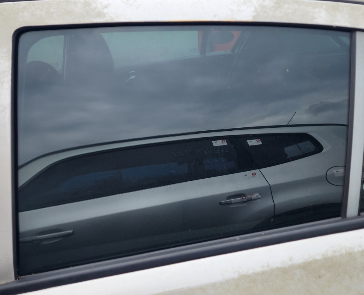 CORSA D LEFT REAR DOOR GLASS