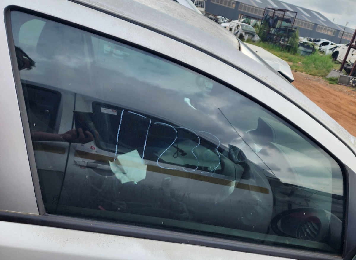 CORSA D RIGHT FRONT DOOR GLASS