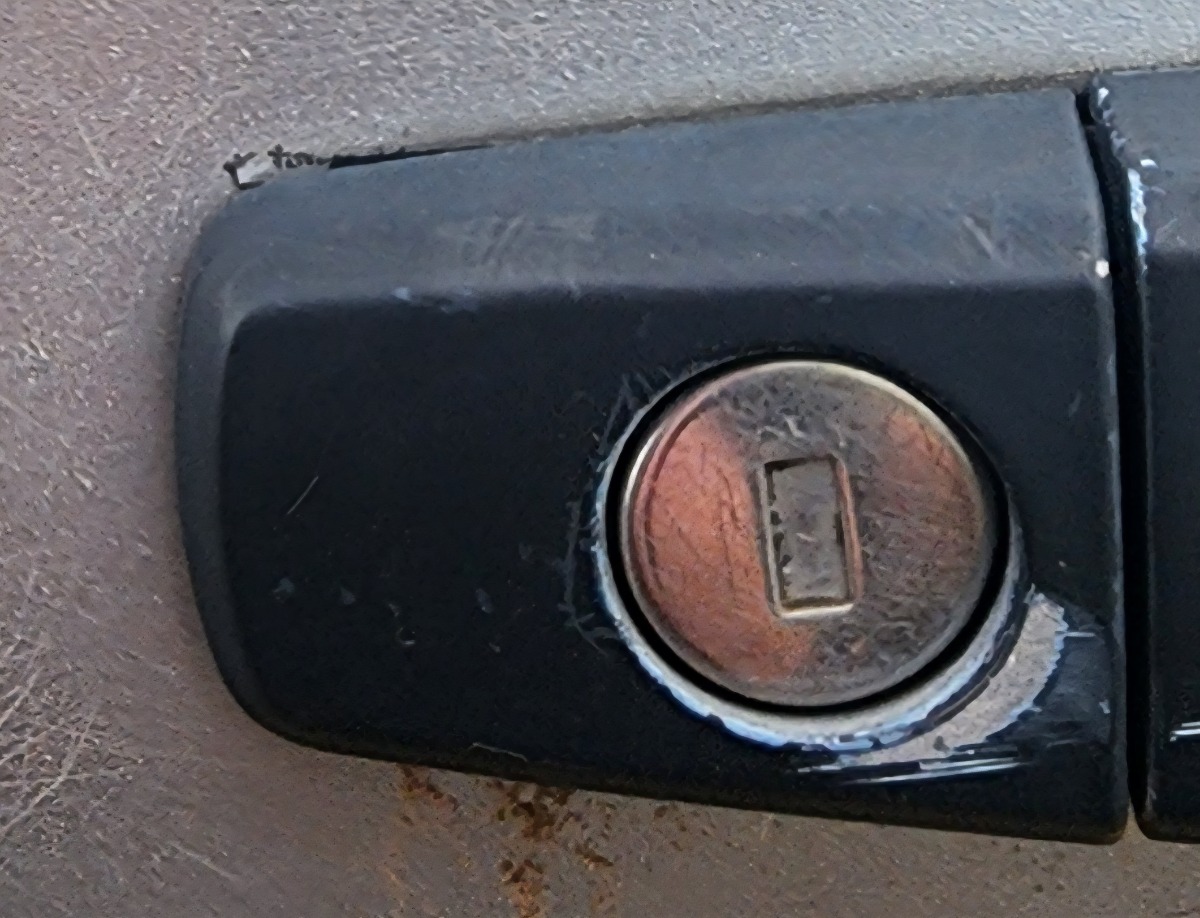 CORSA D RIGHT FRONT HANDLE END PIECE