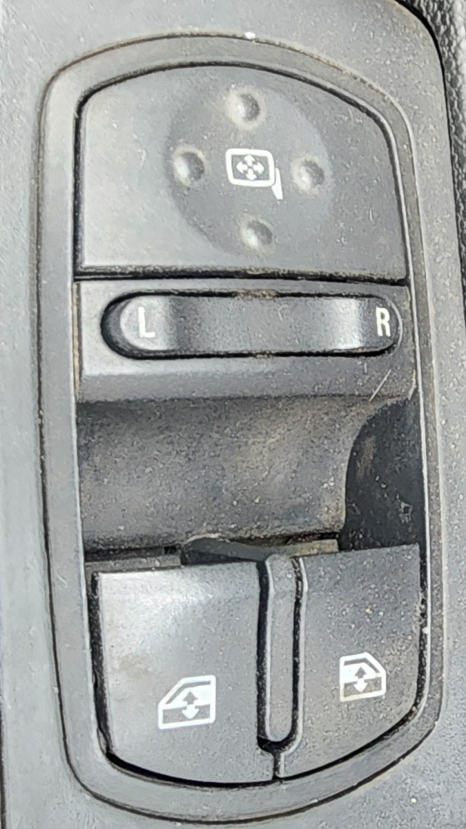 CORSA D RIGHT FRONT DOOR SWITCH