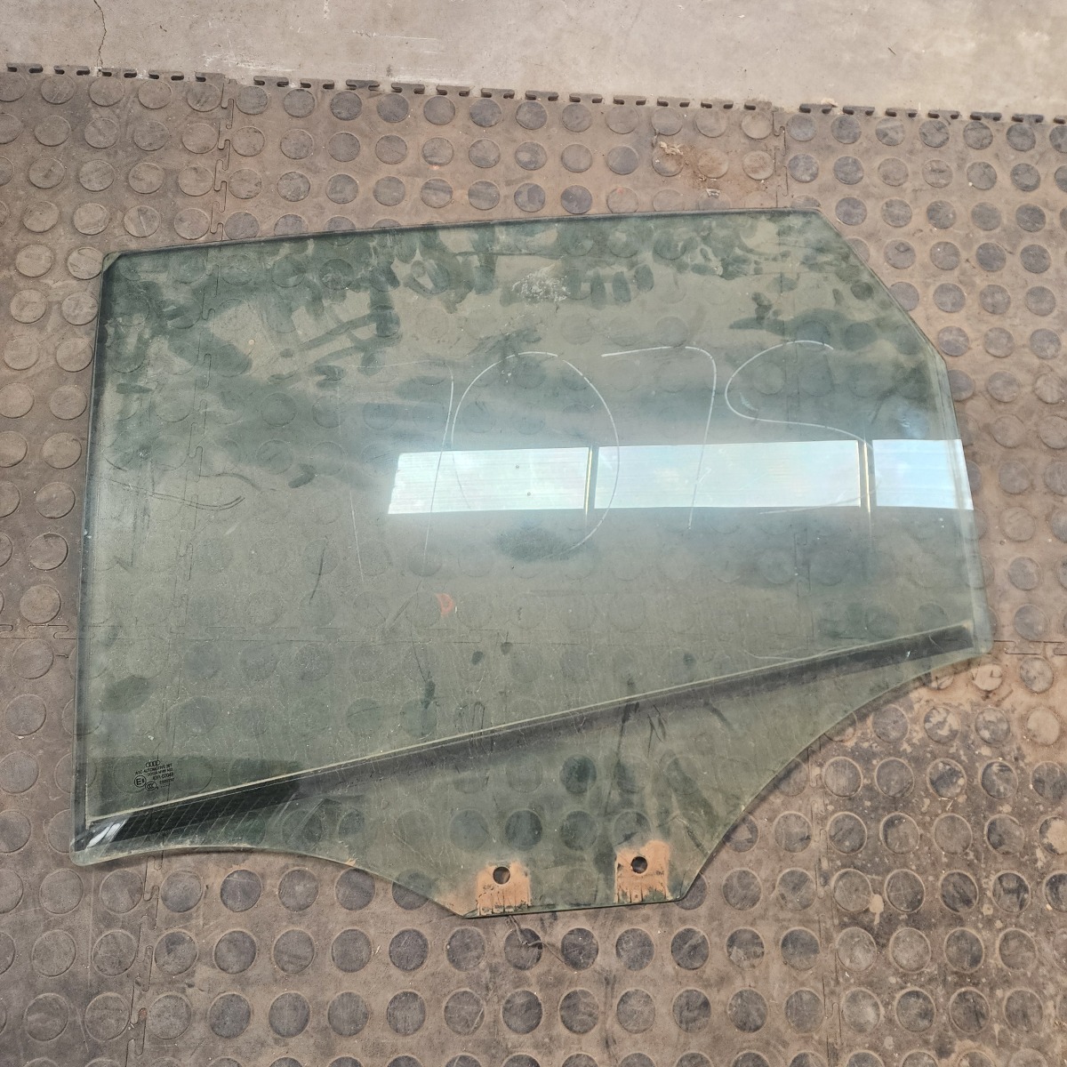 Q5 LEFT REAR DOOR GLASS