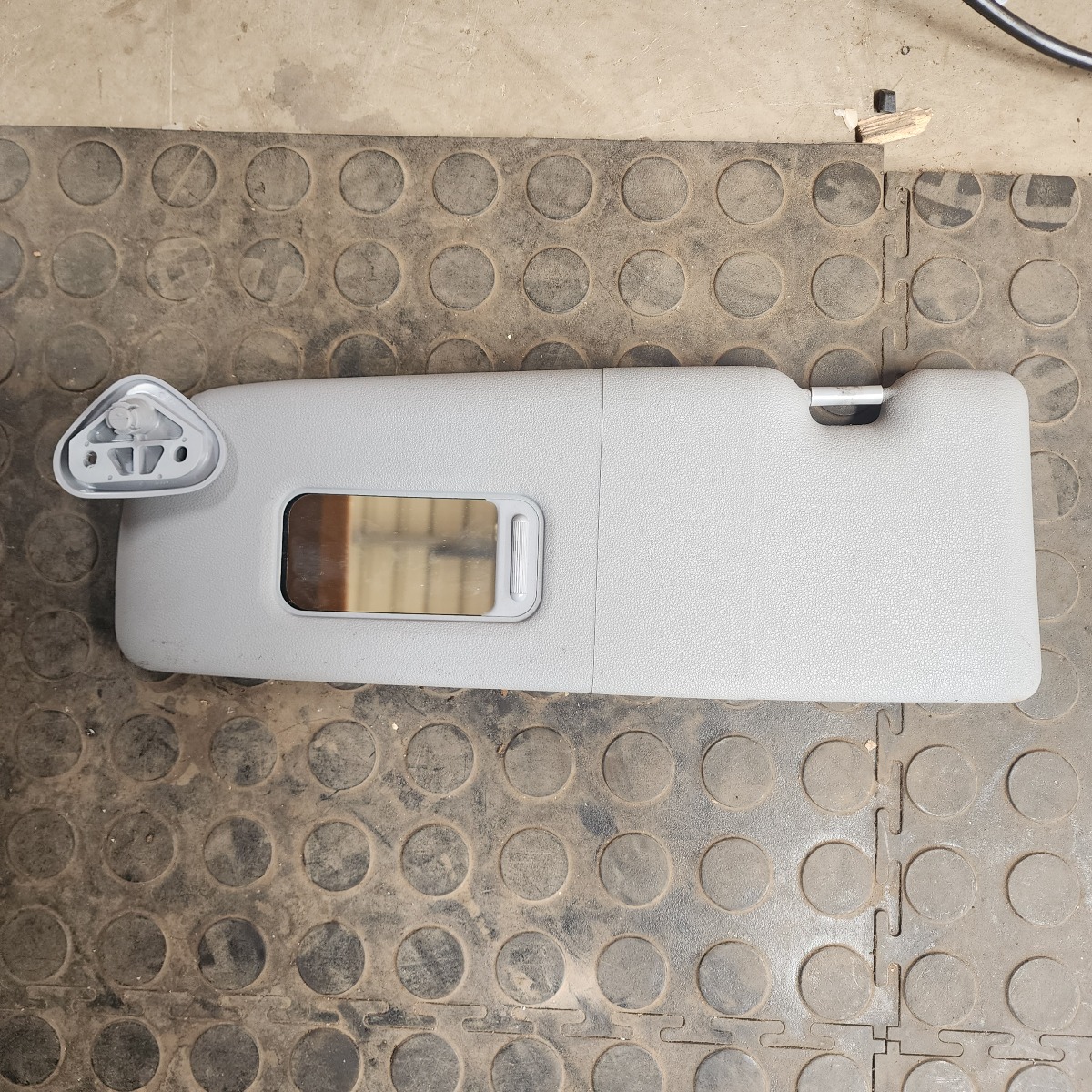 E81 LEFT SUNVISOR