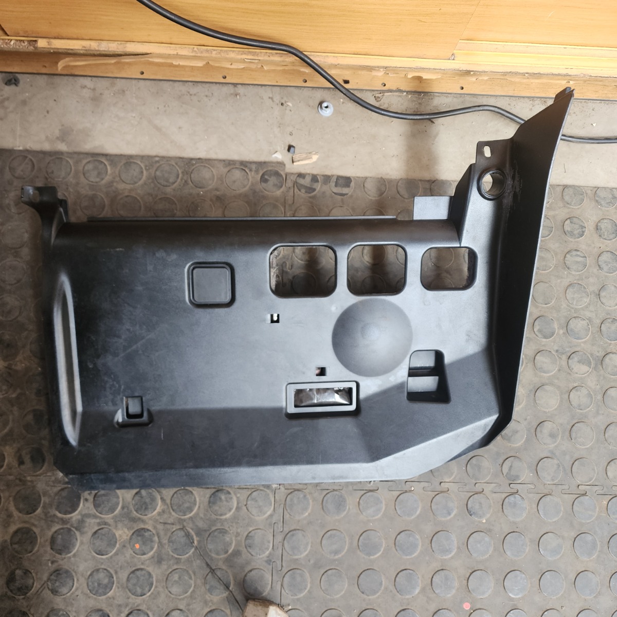 E90 LEFT LOWER DASH COVER
