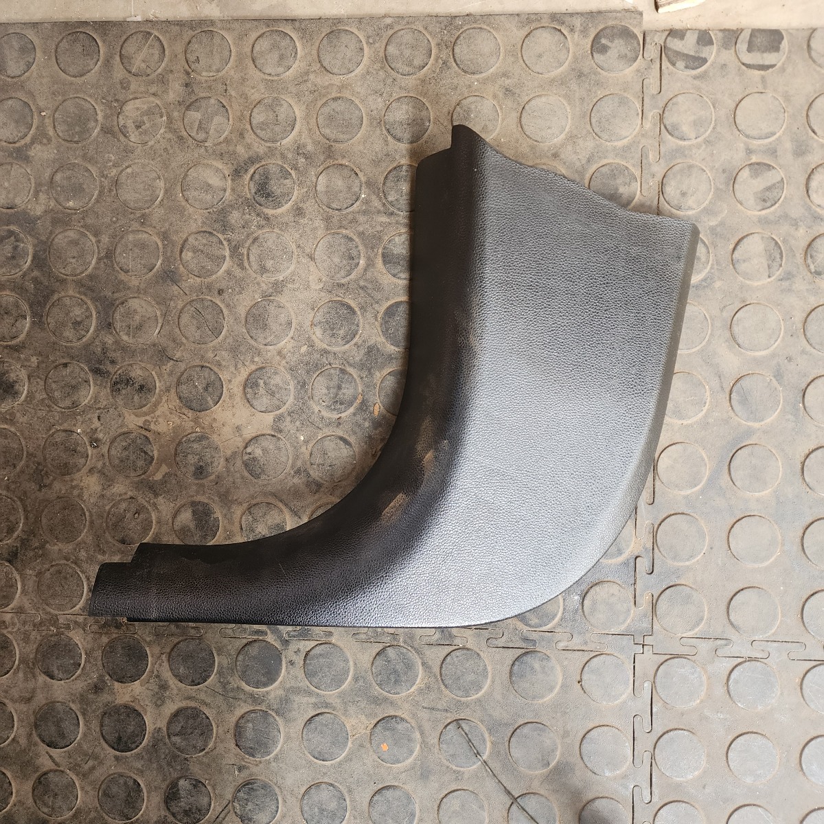 E90 LEFT LOWER A-PILLAR TRIM