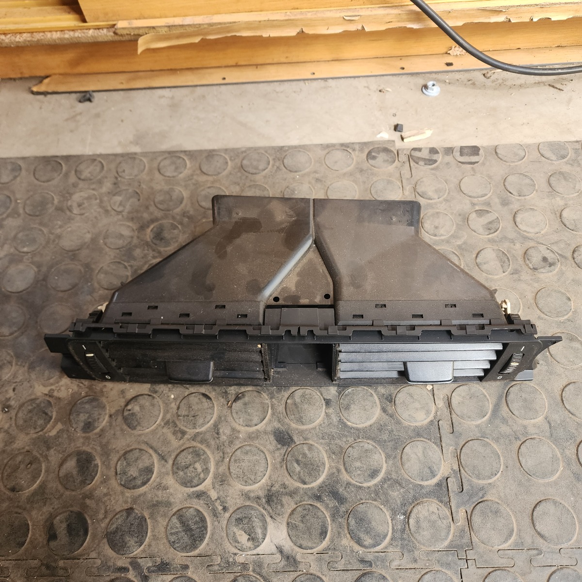 E90 CENTRE DASH VENT