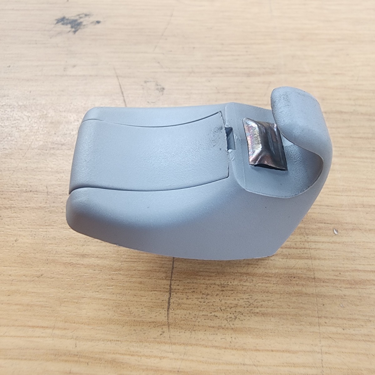 E81 SUNVISOR CLIP L=R