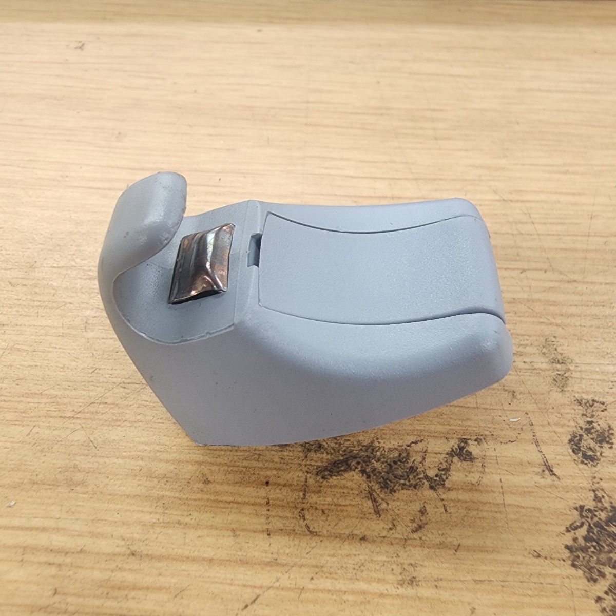 E81 SUNVISOR CLIP L=R
