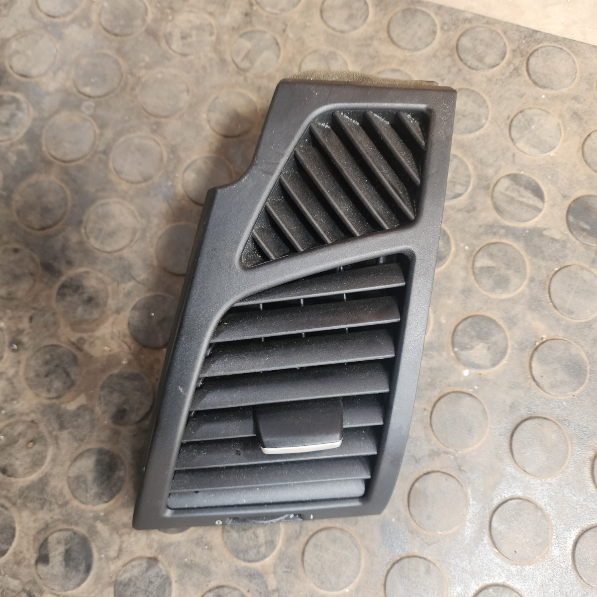 E81 LEFT DASH VENT