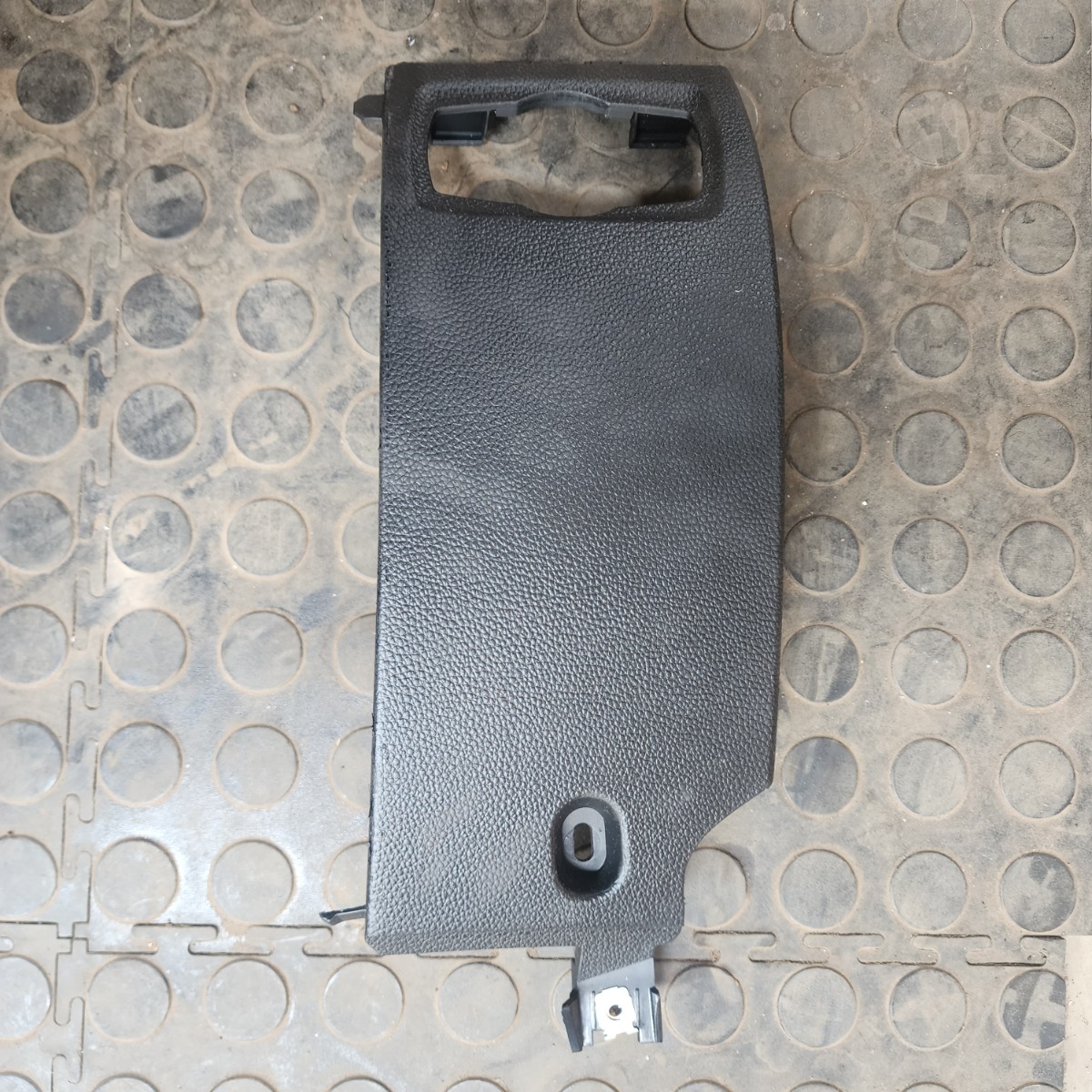 E81 RIGHT DASH TRIM