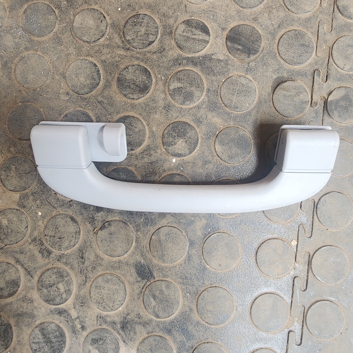 E81 LEFT REAR GRAB HANDLE