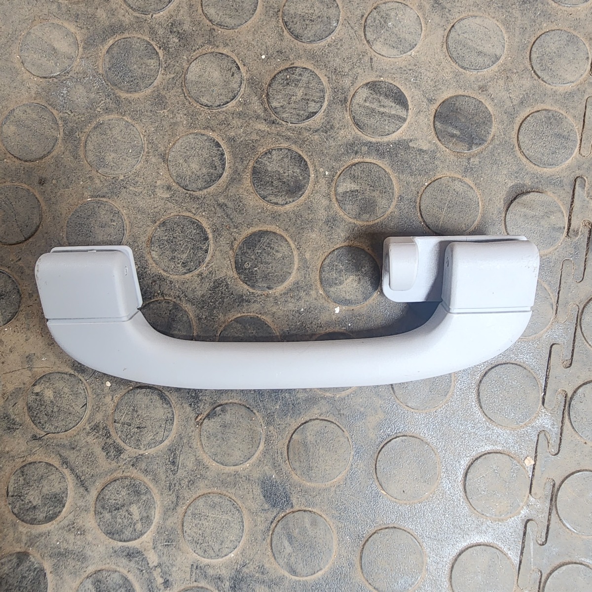 E81 RIGHT REAR GRAB HANDLE