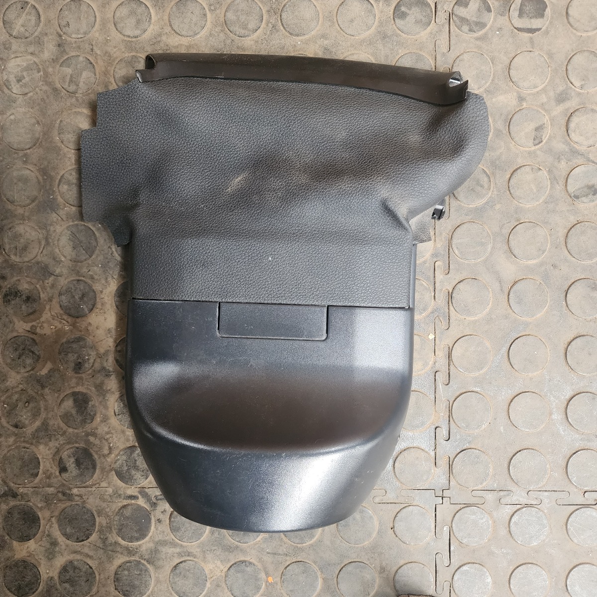 E81 UPPER STEERING COVER