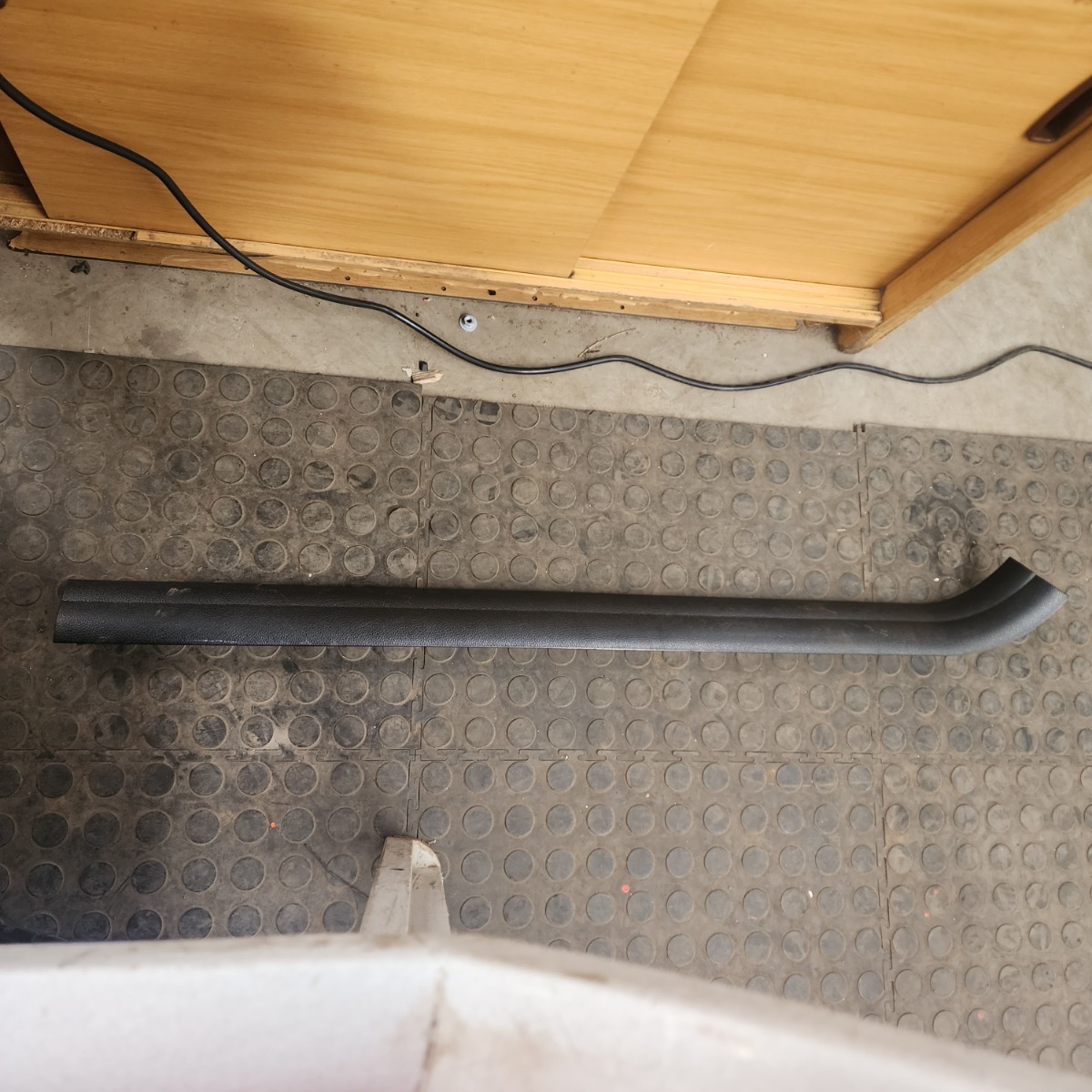 E81 RIGHT DOOR SCUFF