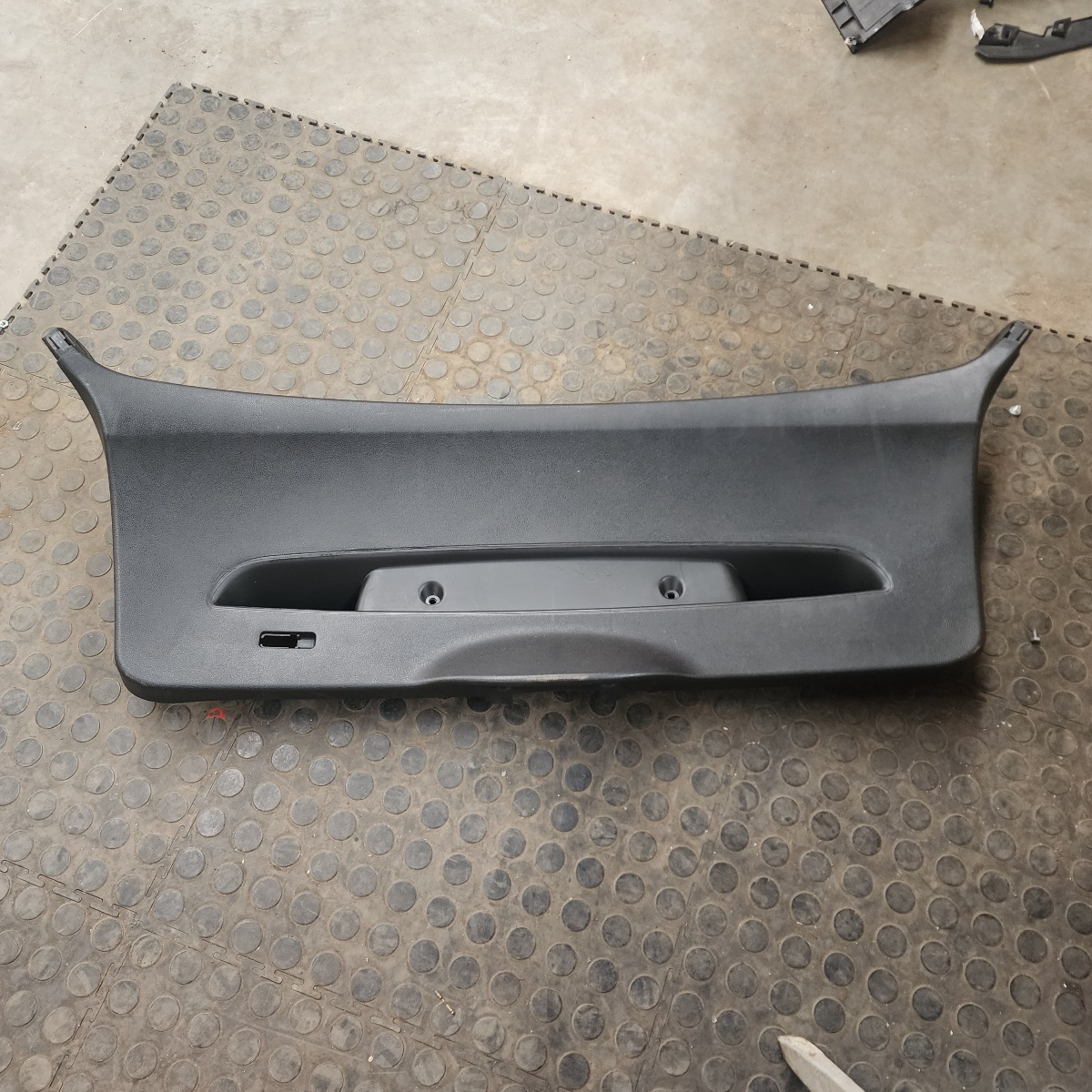 E81 TAILGATE TRIM