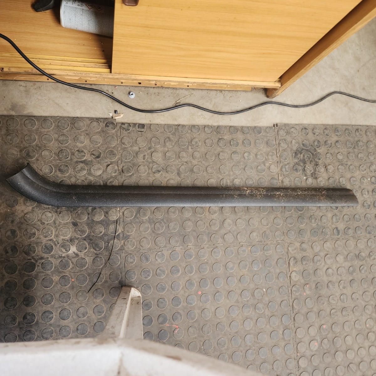 E81 LEFT DOOR SCUFF
