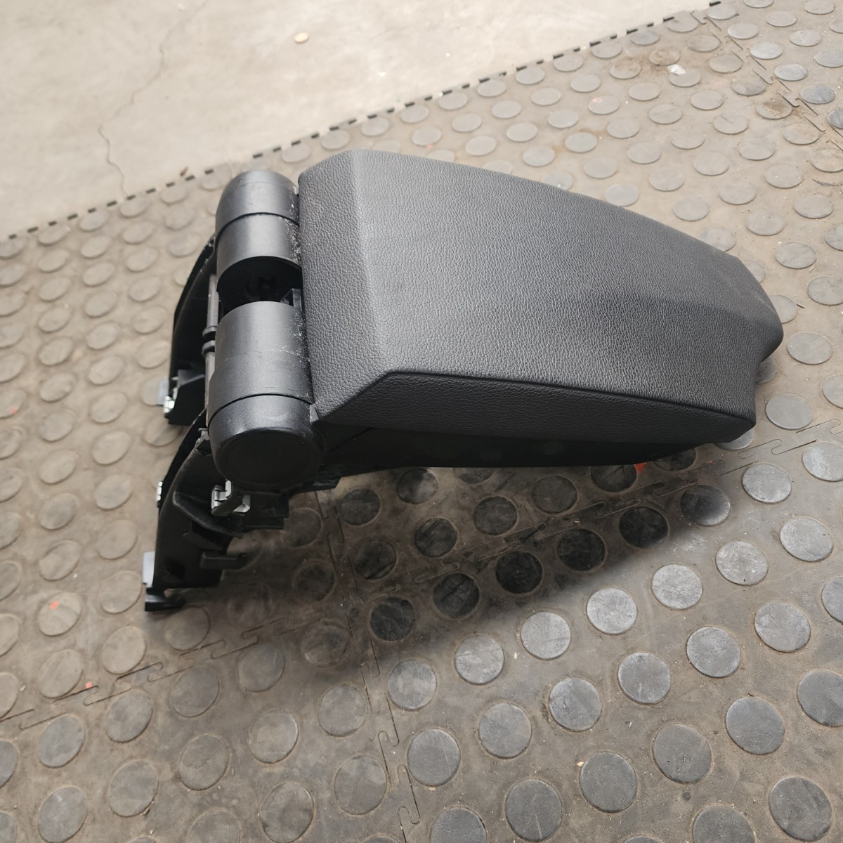 E81 ARM REST