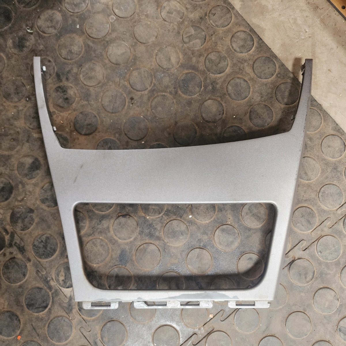 E81 CENTRE CONSOLE TRIM