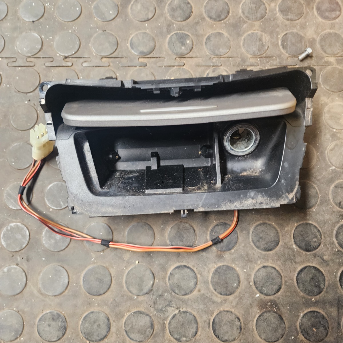 E81 CENTRE CONSOLE STORAGE BOX