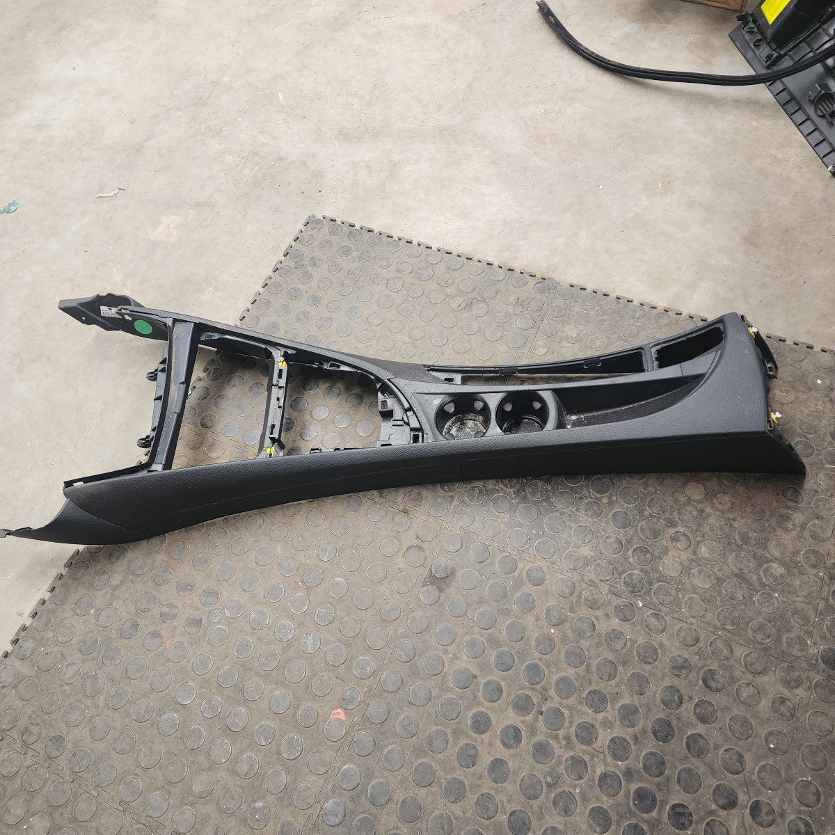 E81 CENTRE CONSOLE WITH CUP HOLDER