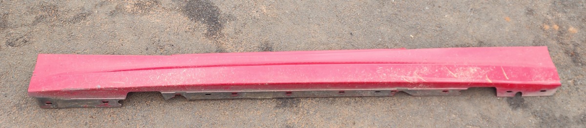E81 LEFT SIDE SKIRT