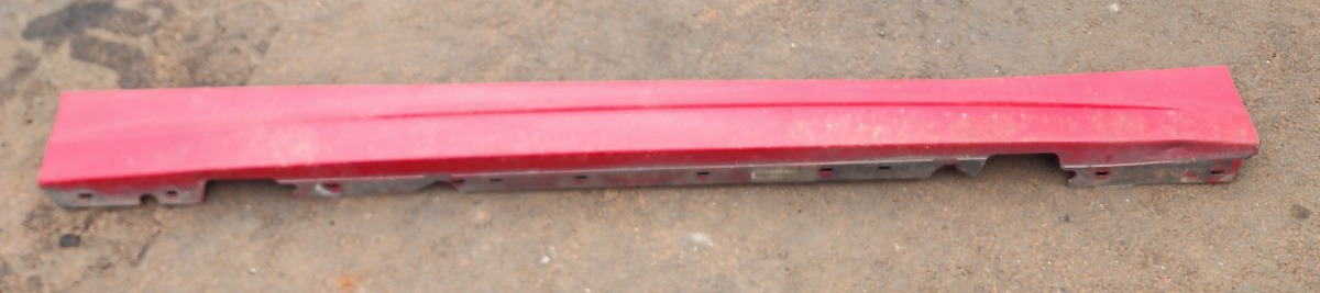 E81 RIGHT SIDE SKIRT