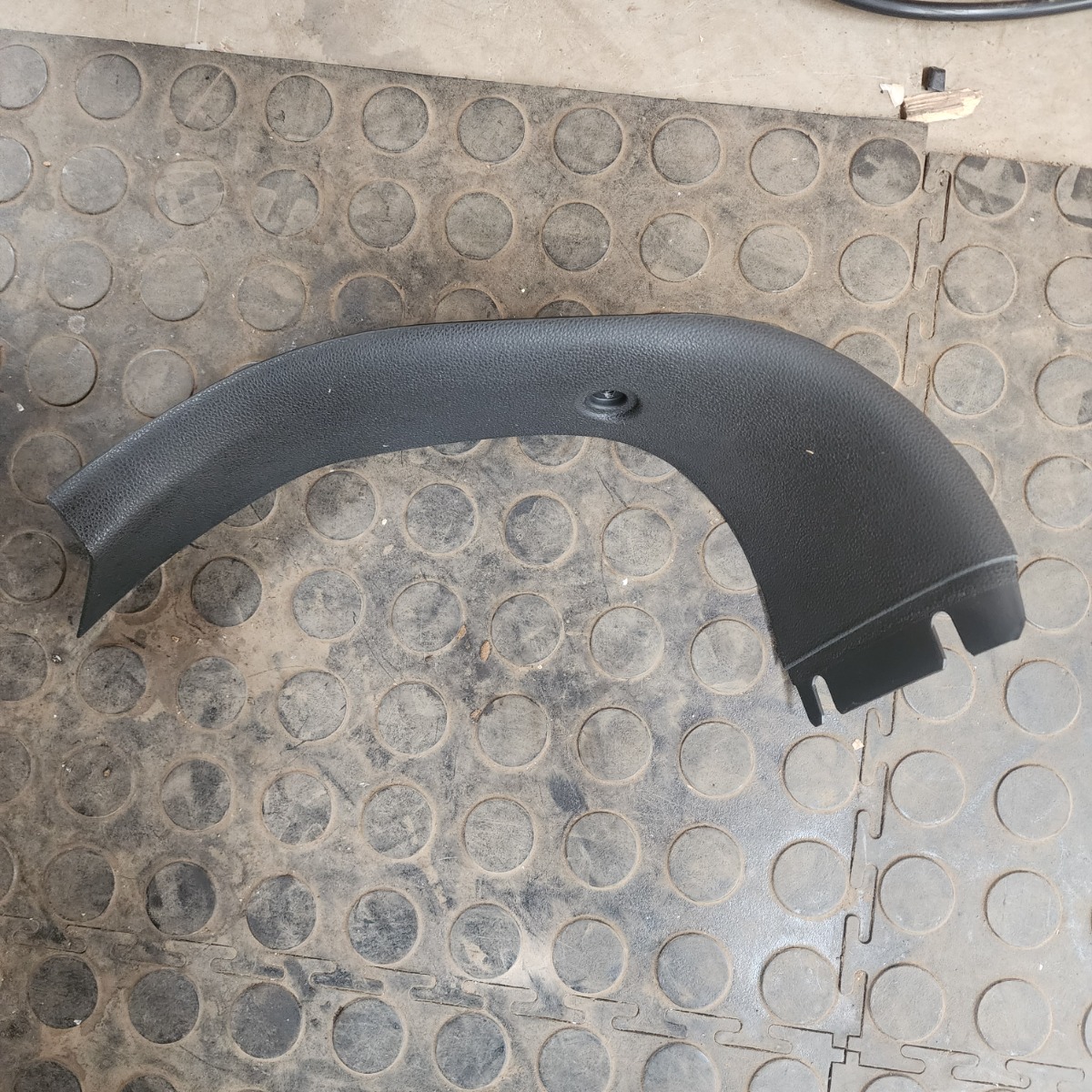 E81 RIGHT TAILGATE TRIM