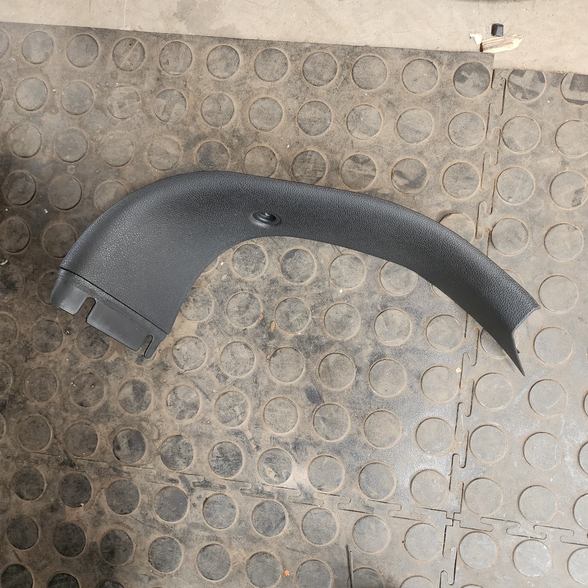 E81 LEFT TAILGATE TRIM