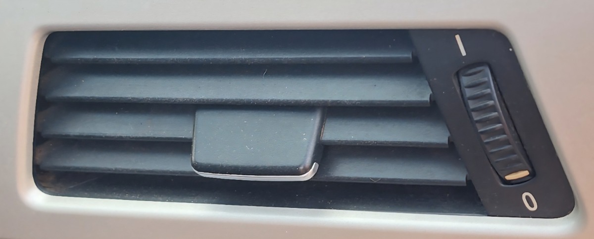 E90 RIGHT DASH VENT