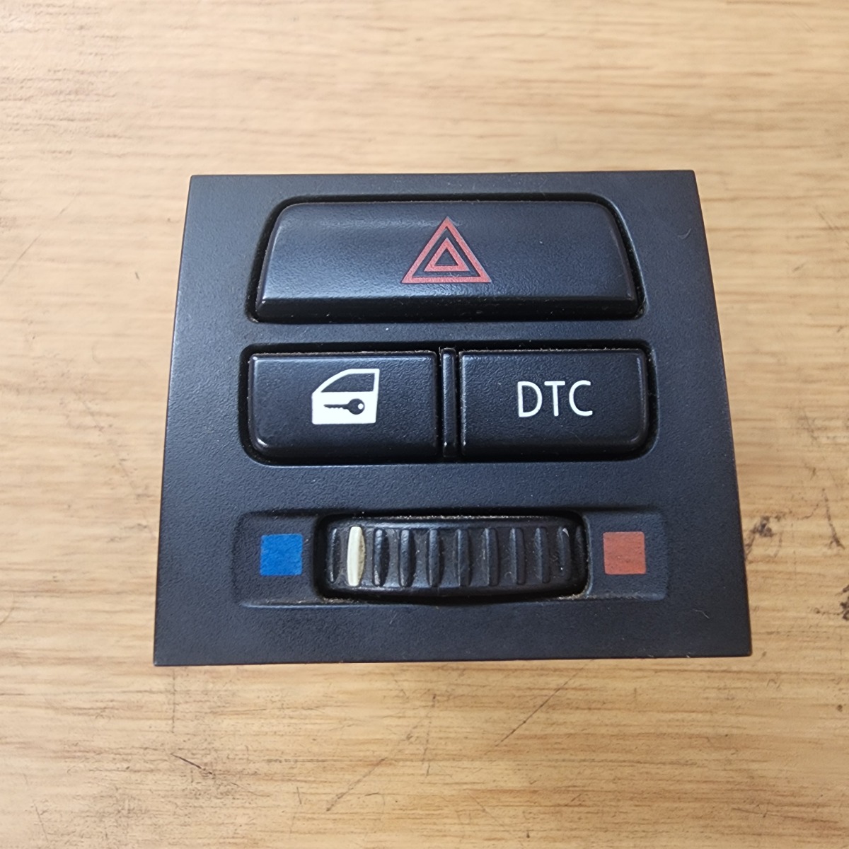E90 HAZARD SWITCH