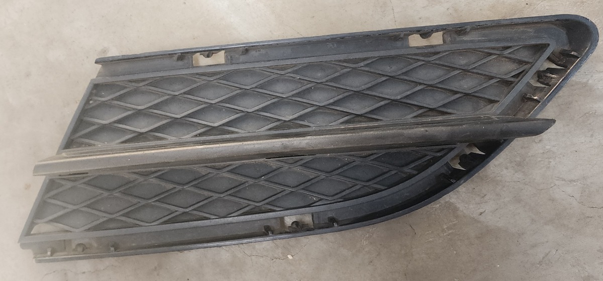 E90 LEFT FRONT BUMPER GRILL