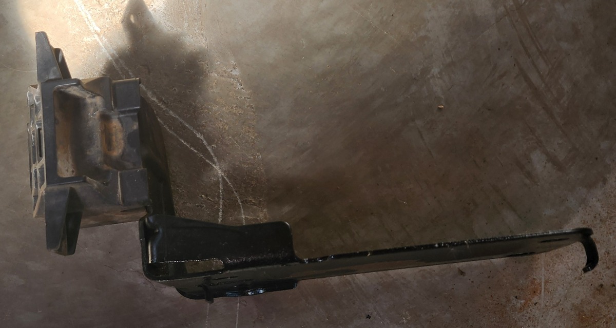 E90 LEFT RADIATOR SUPPORT