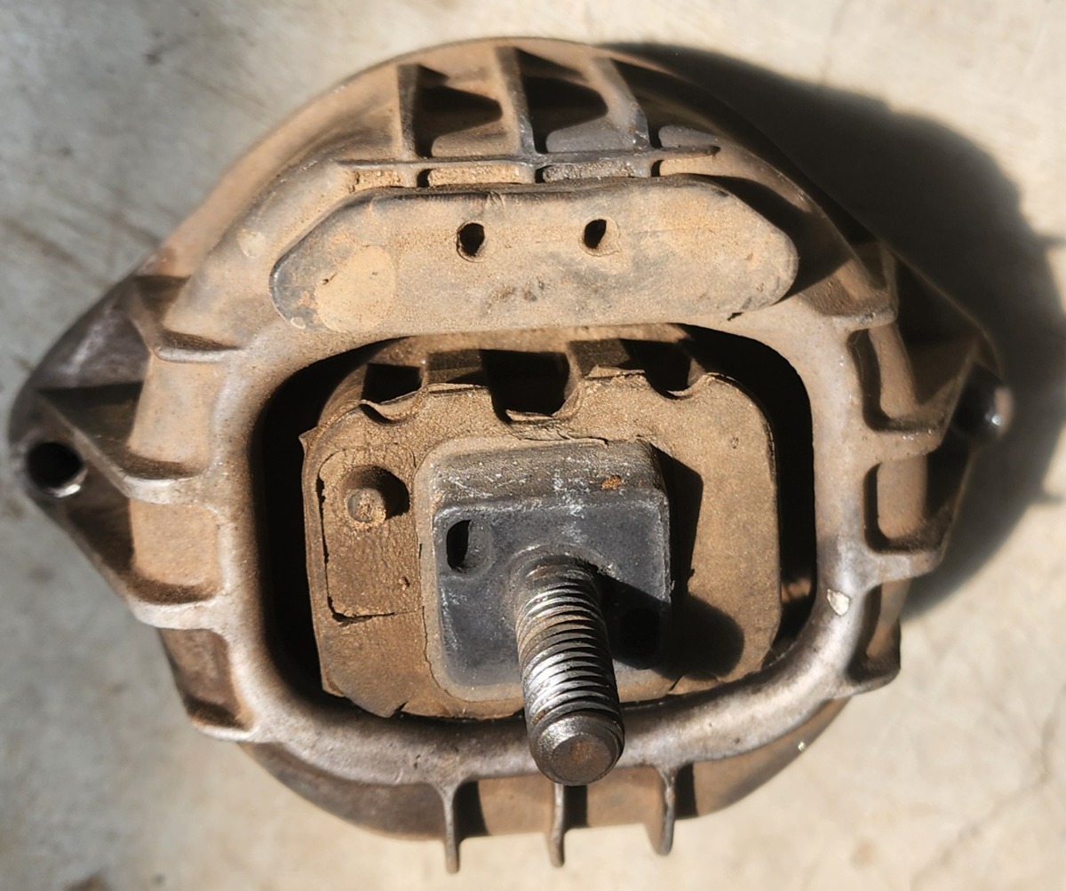 E90 LEFT ENGINE MOUNTING