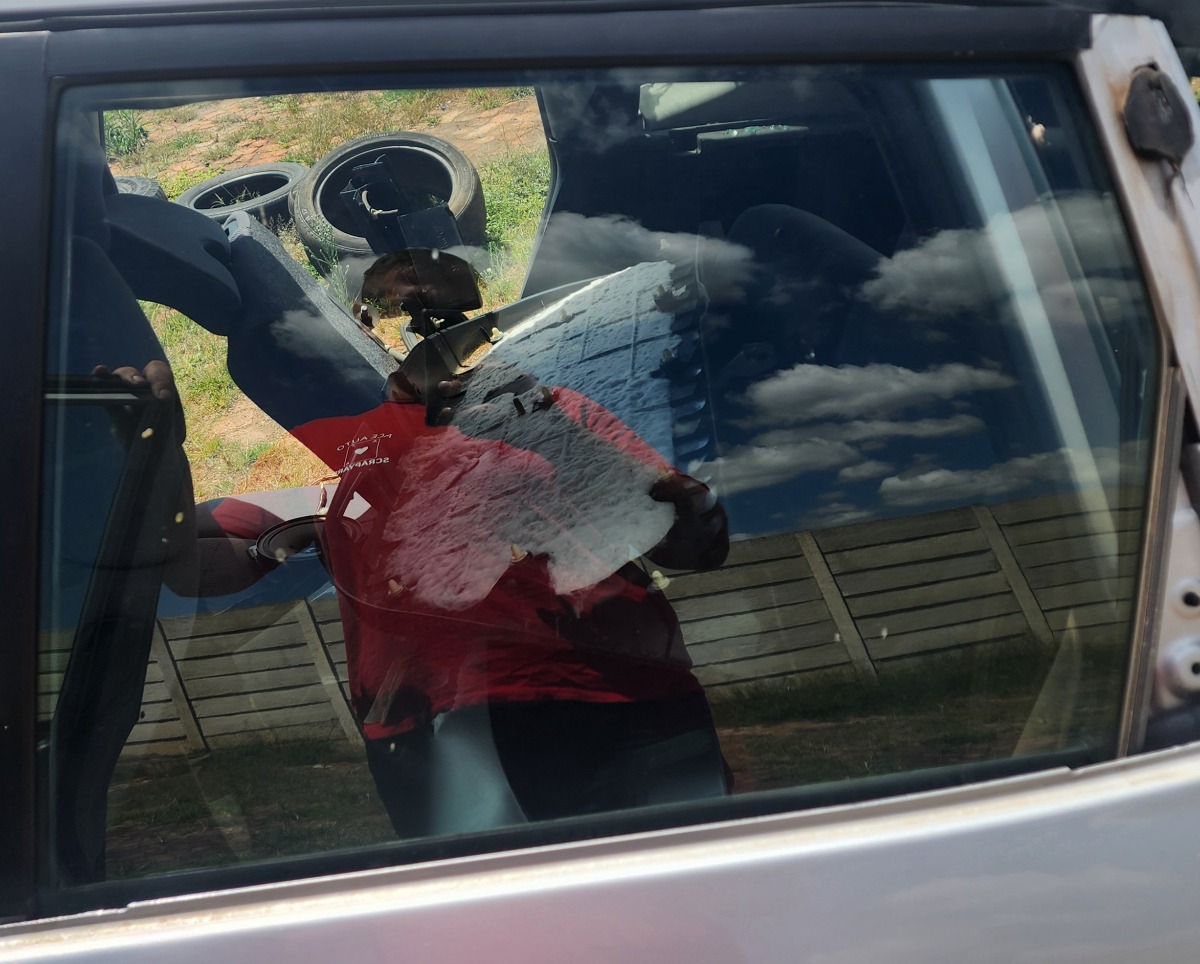 JAZZ LEFT REAR DOOR GLASS