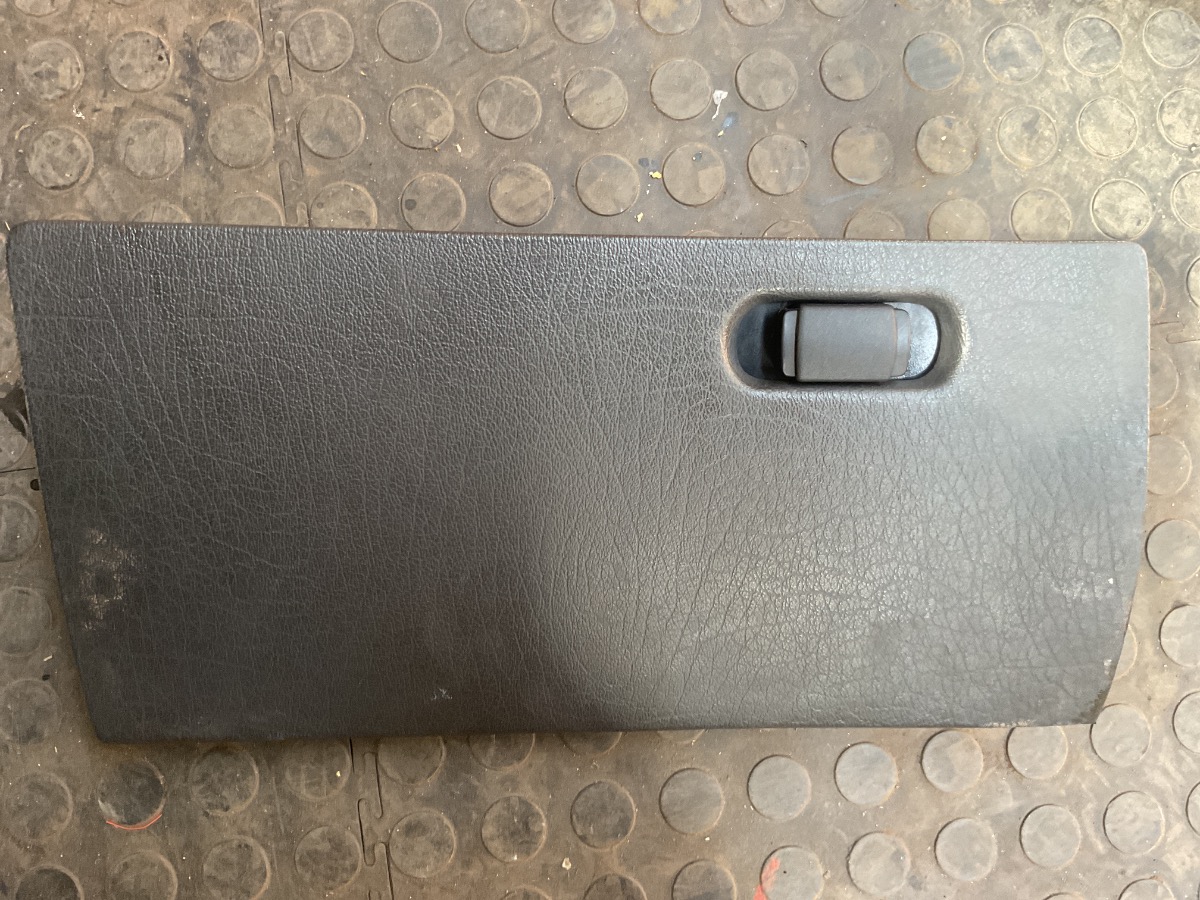 POLO PLAYA GLOVE BOX LID