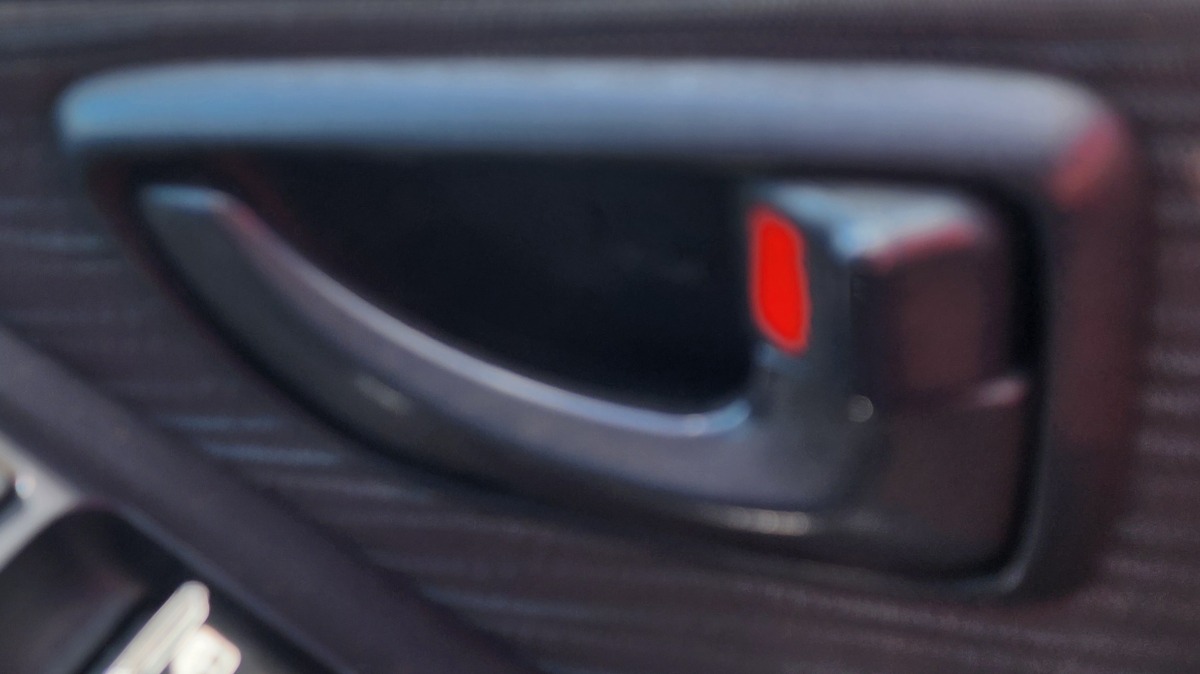 H1 RIGHT INNER DOOR HANDLE