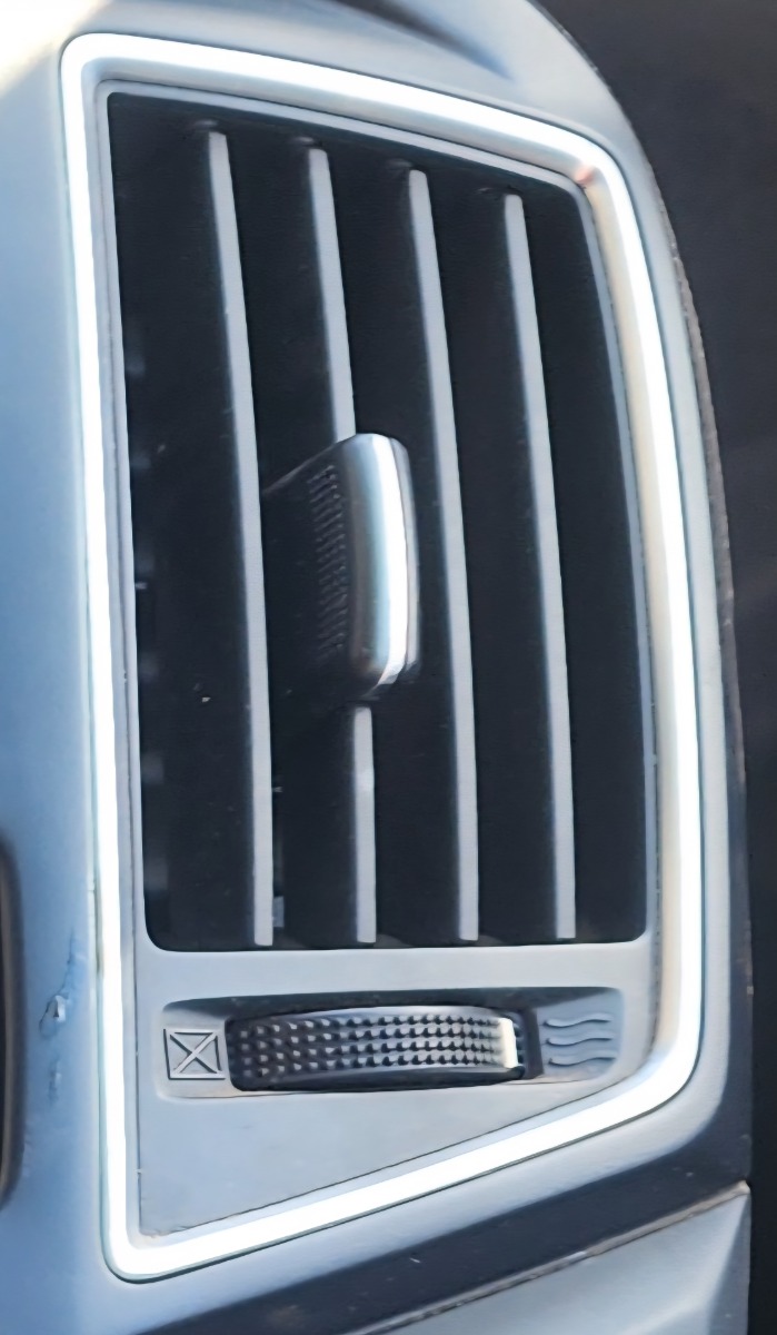 H1 RIGHT CENTRE DASH VENT