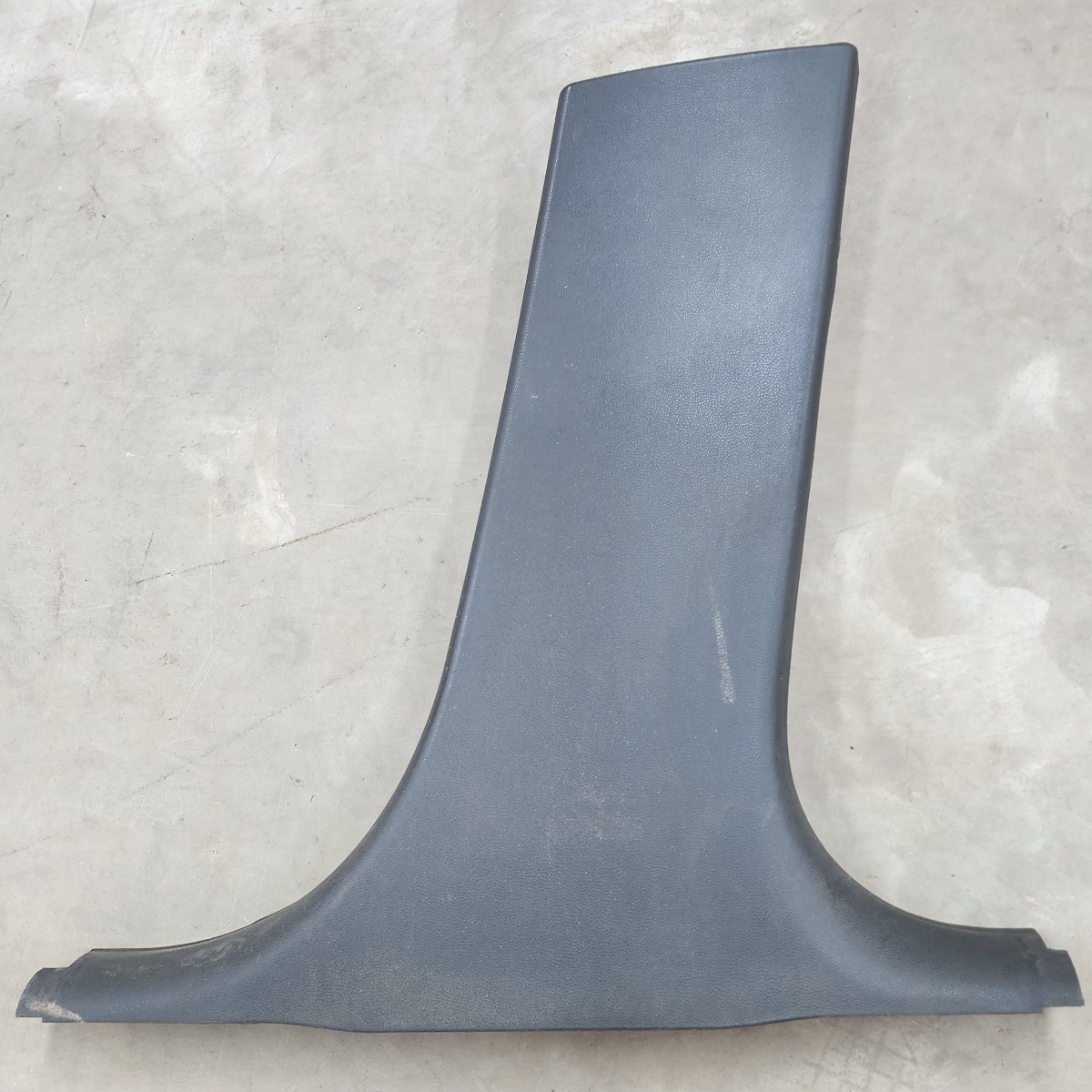 E90 RIGHT LOWER B-PILLAR TRIM