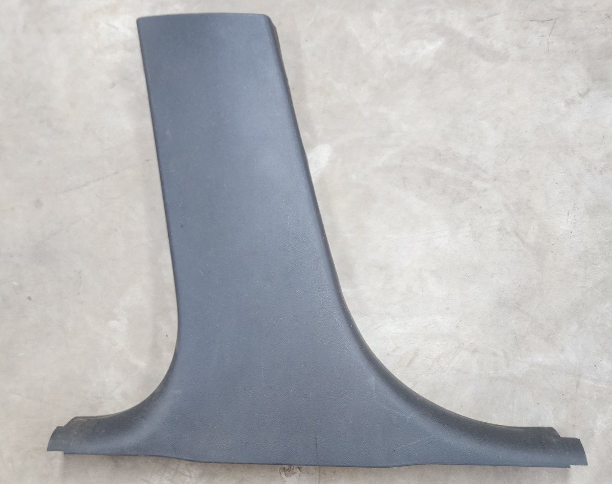 E90 LEFT LOWER B-PILLAR TRIM