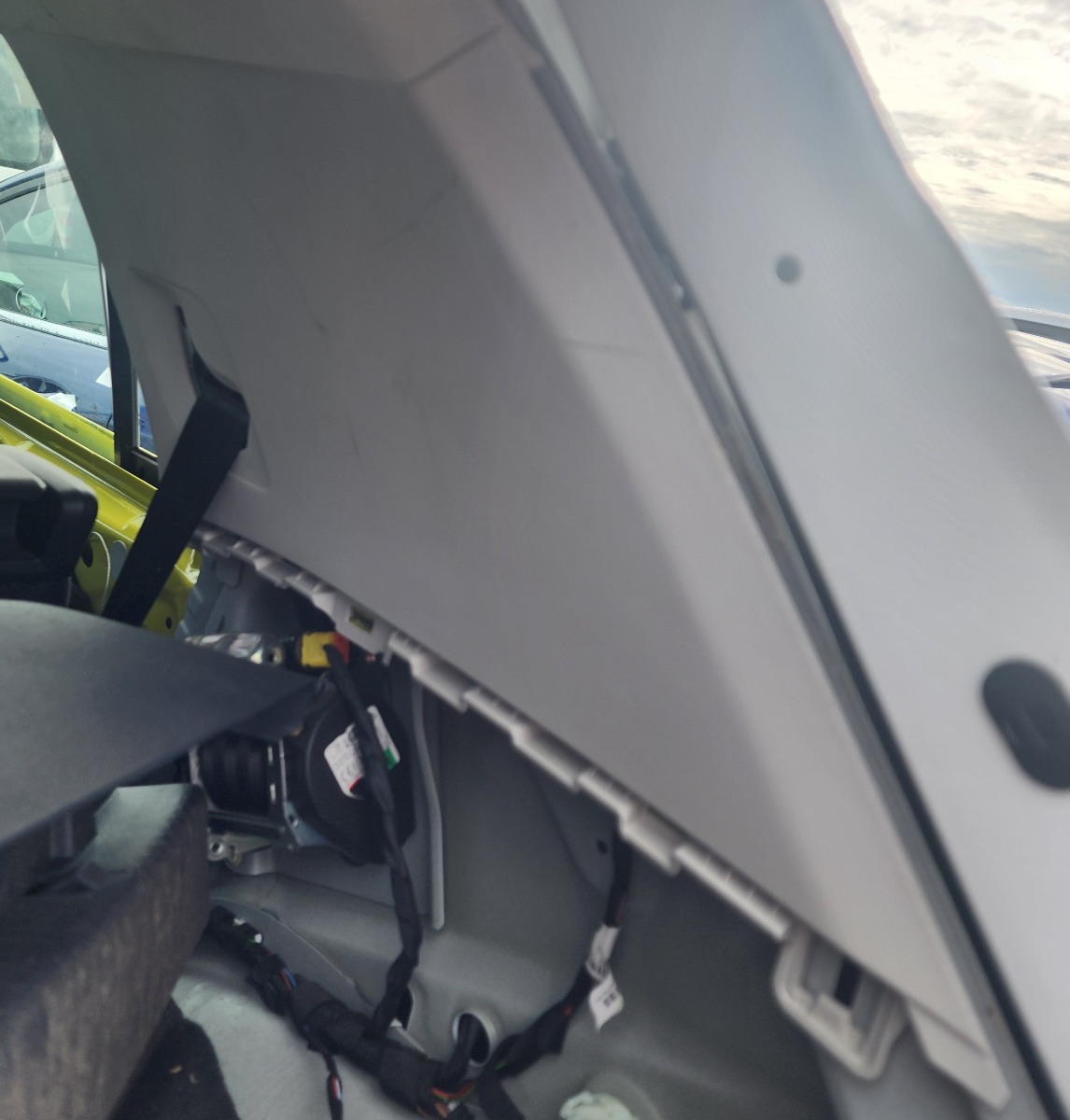 T-CROSS RIGHT C-PILLAR TRIM