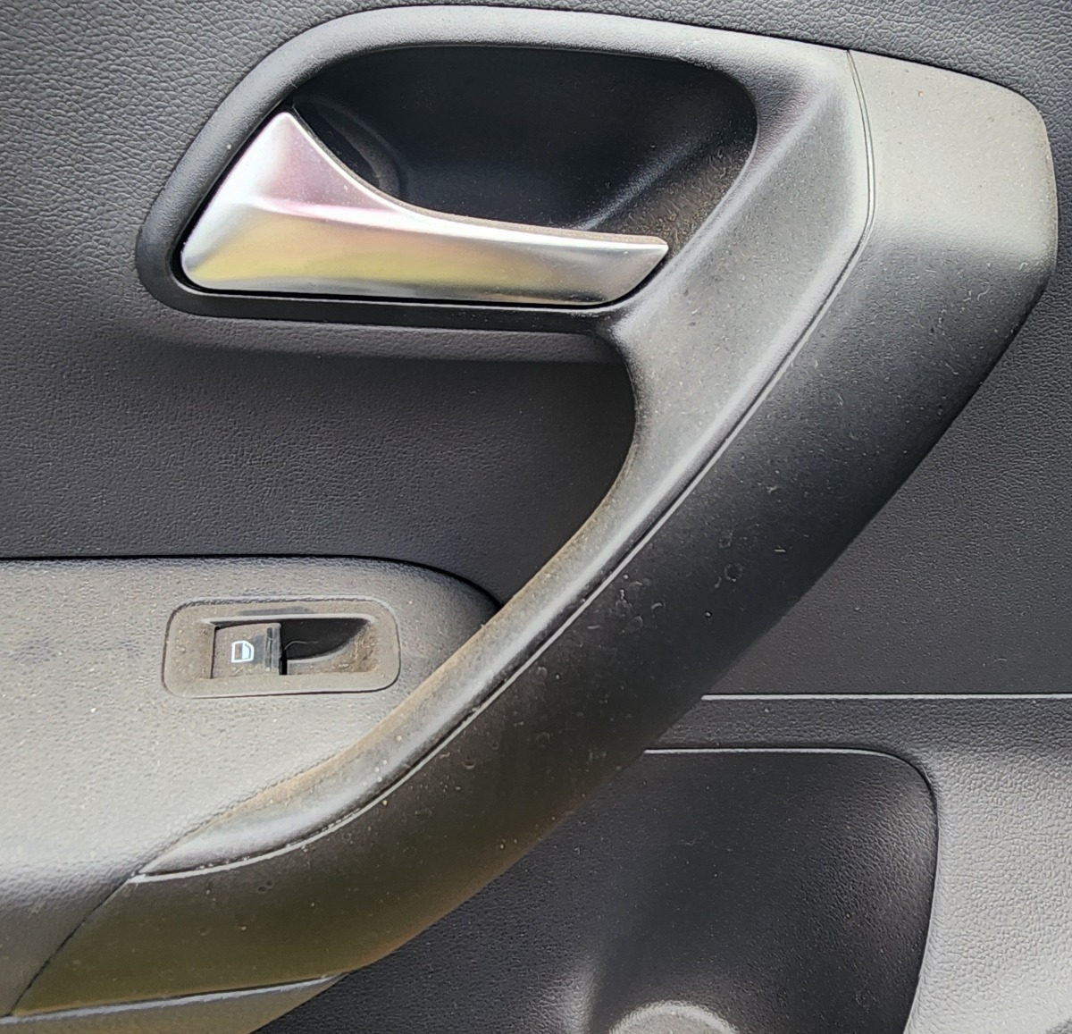 POLO MK2 VIVO LEFT FRONT INNER HANDLE