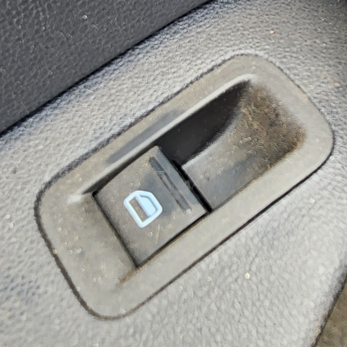 POLO MK2 VIVO LEFT FRONT WINDOW SWITCH