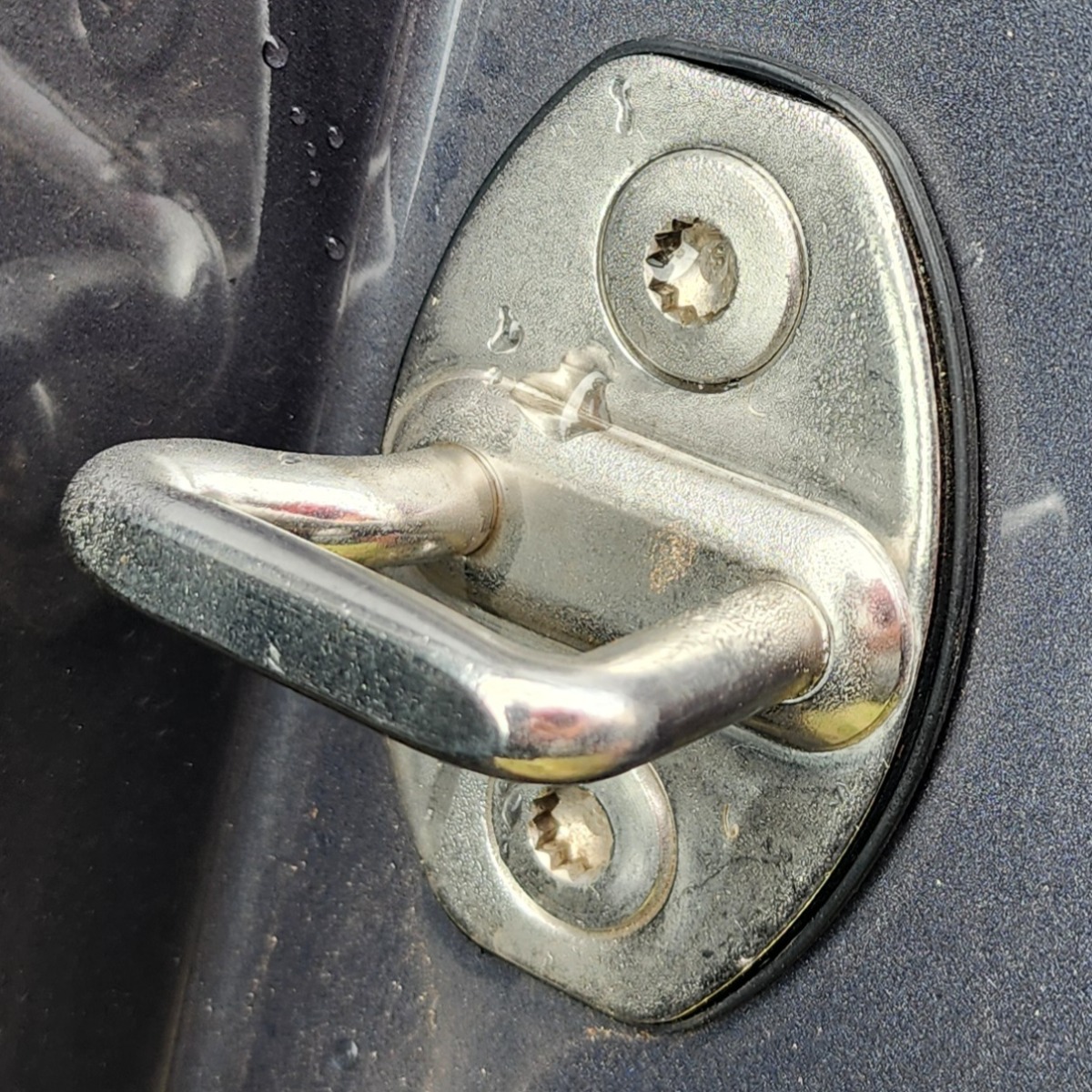 POLO MK2 VIVO LEFT REAR DOOR STRIKER