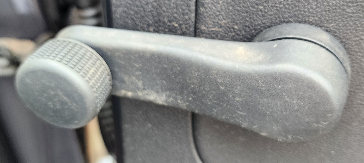 POLO VIVO MK2 RIGHT REAR WINDOW CRANK
