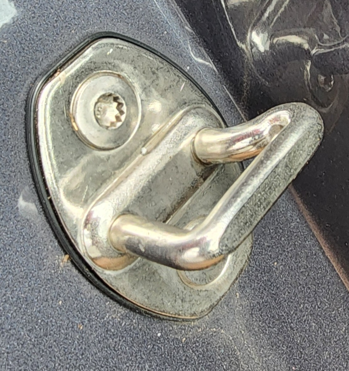 POLO MK2 VIVO RIGHT REAR DOOR STRIKER
