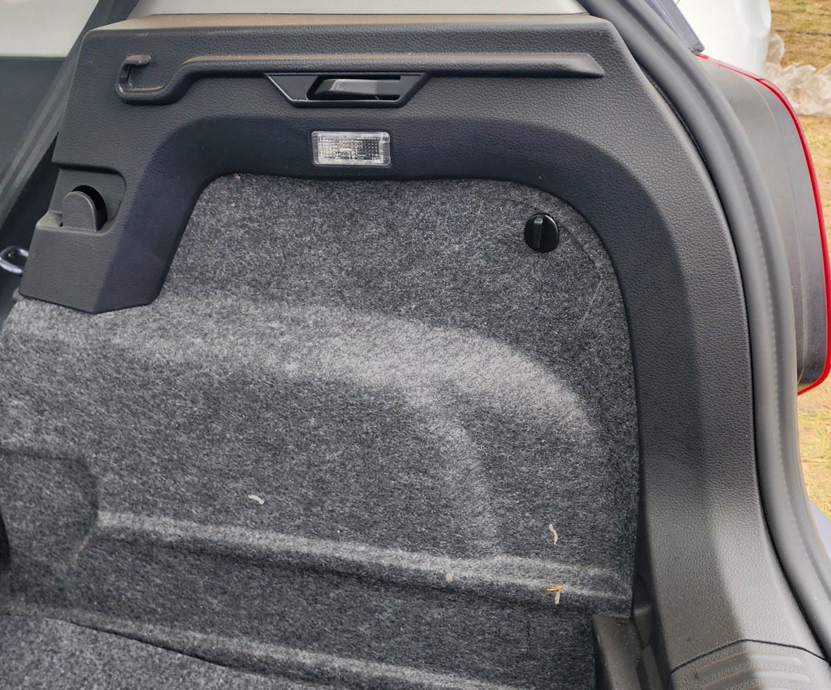 POLO VIVO MK2 RIGHT REAR PARCEL TRAY BRACKET