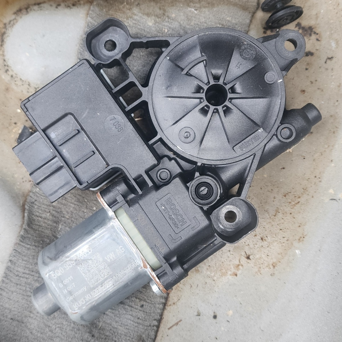 T-CROSS RIGHT REAR WINDOW MOTOR
