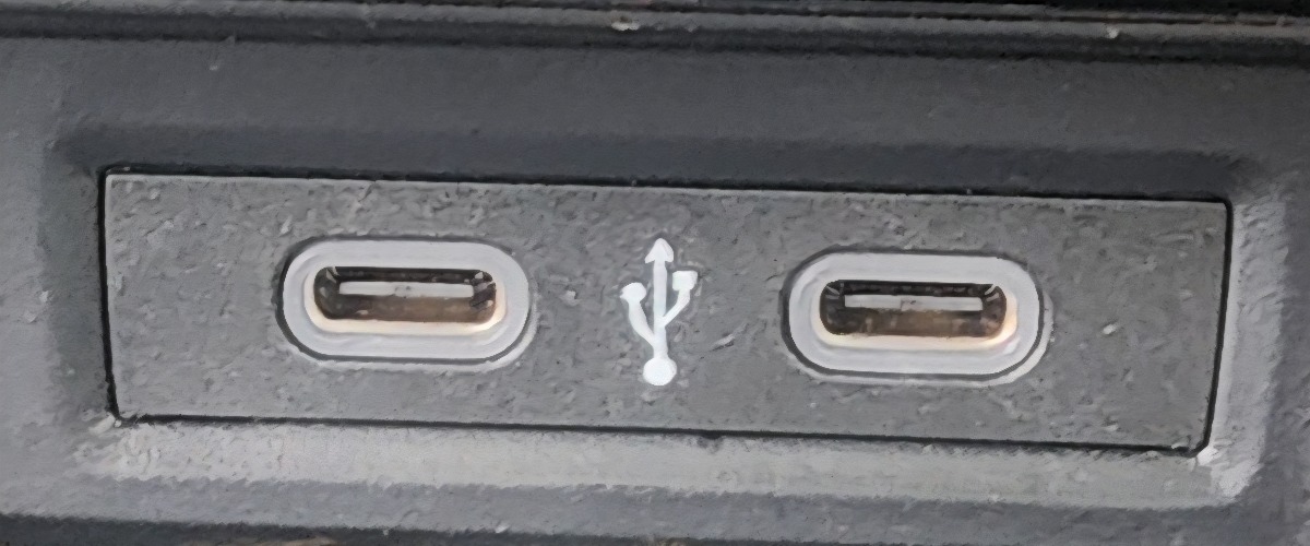 T-CROSS FRONT CHARGER PORT