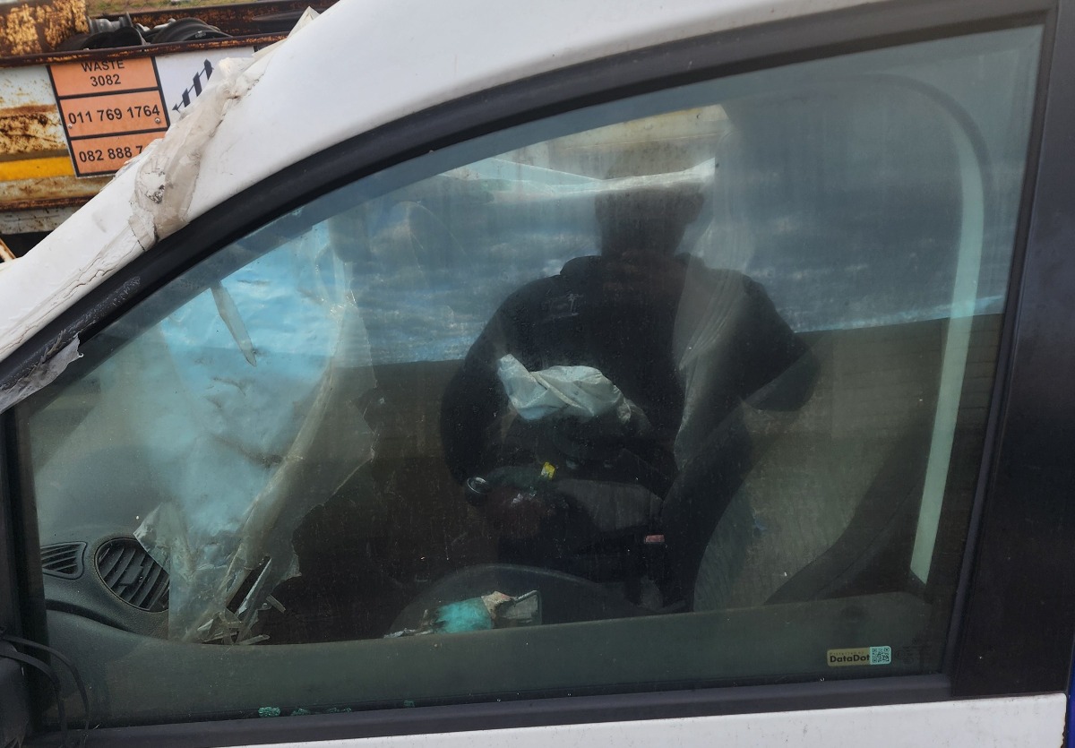 CADDY LEFT FRONT DOOR GLASS