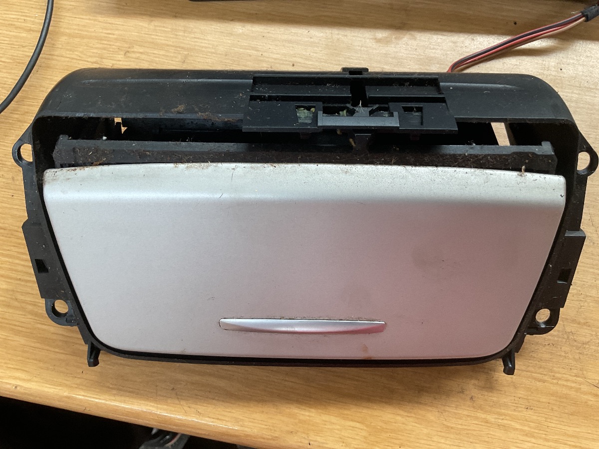 E90 FRONT CENTER CONSOLE ASH TRAY