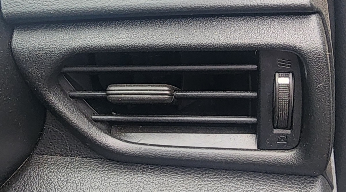 SWIFT RIGHT DASH VENT